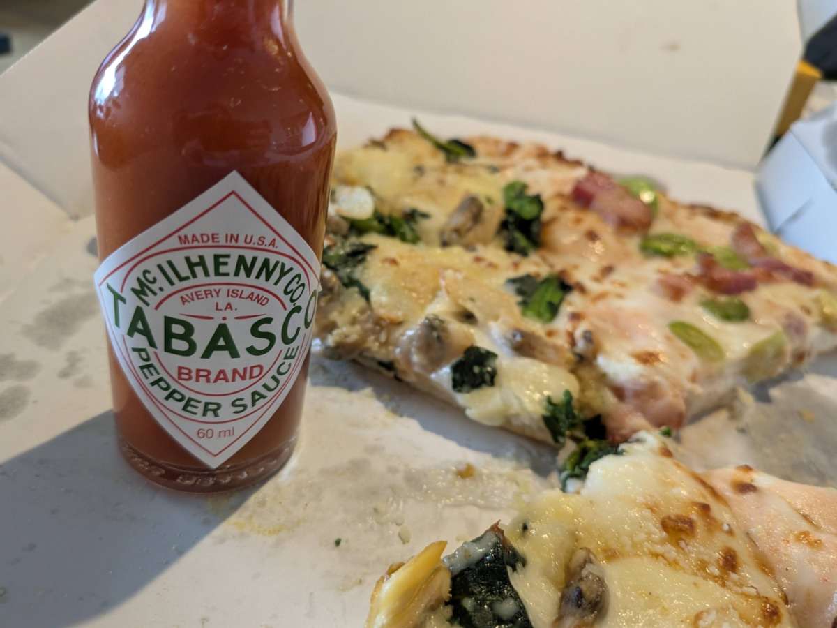 「あさりと菜の花のホワイトソース」とタバスコ