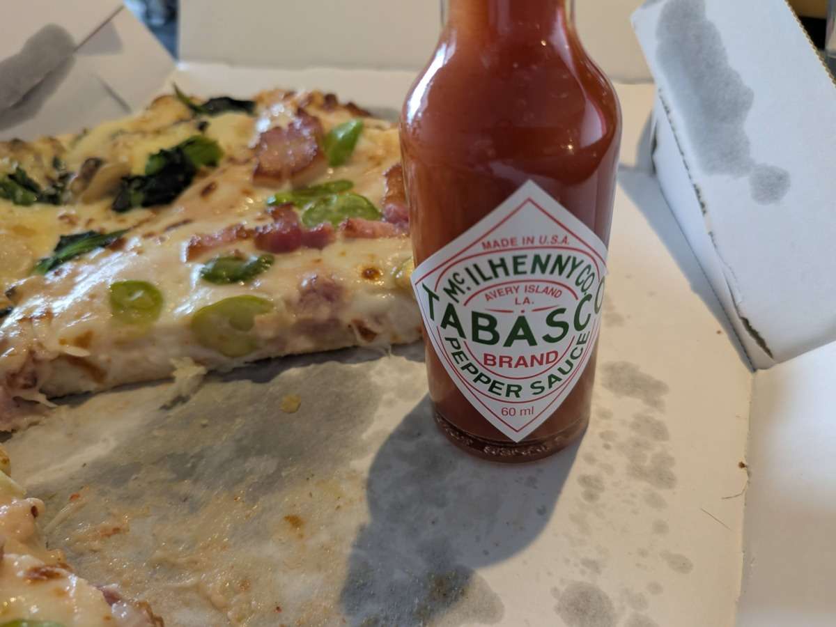 「パンチェッタとそら豆の桜えびソース」とタバスコ