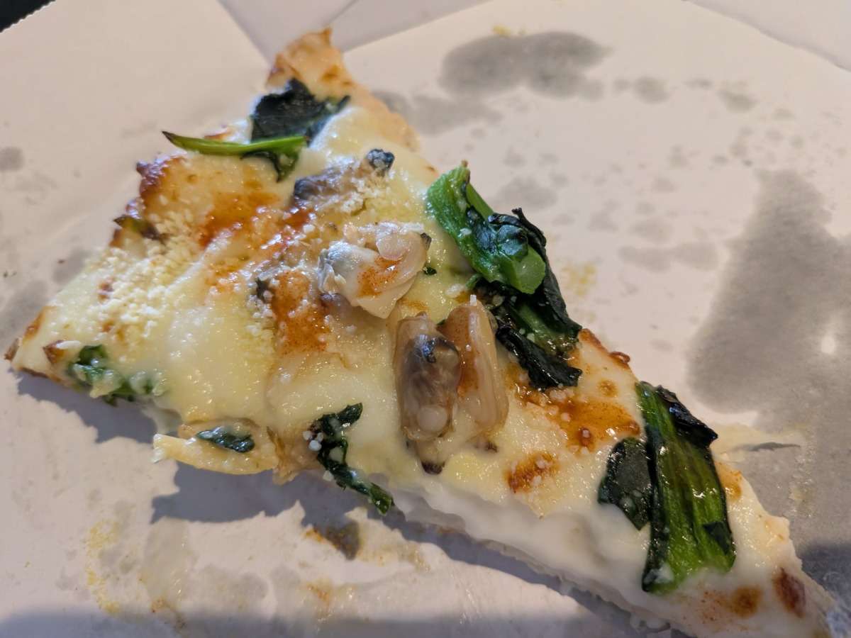 「あさりと菜の花のホワイトソース」にタバスコ