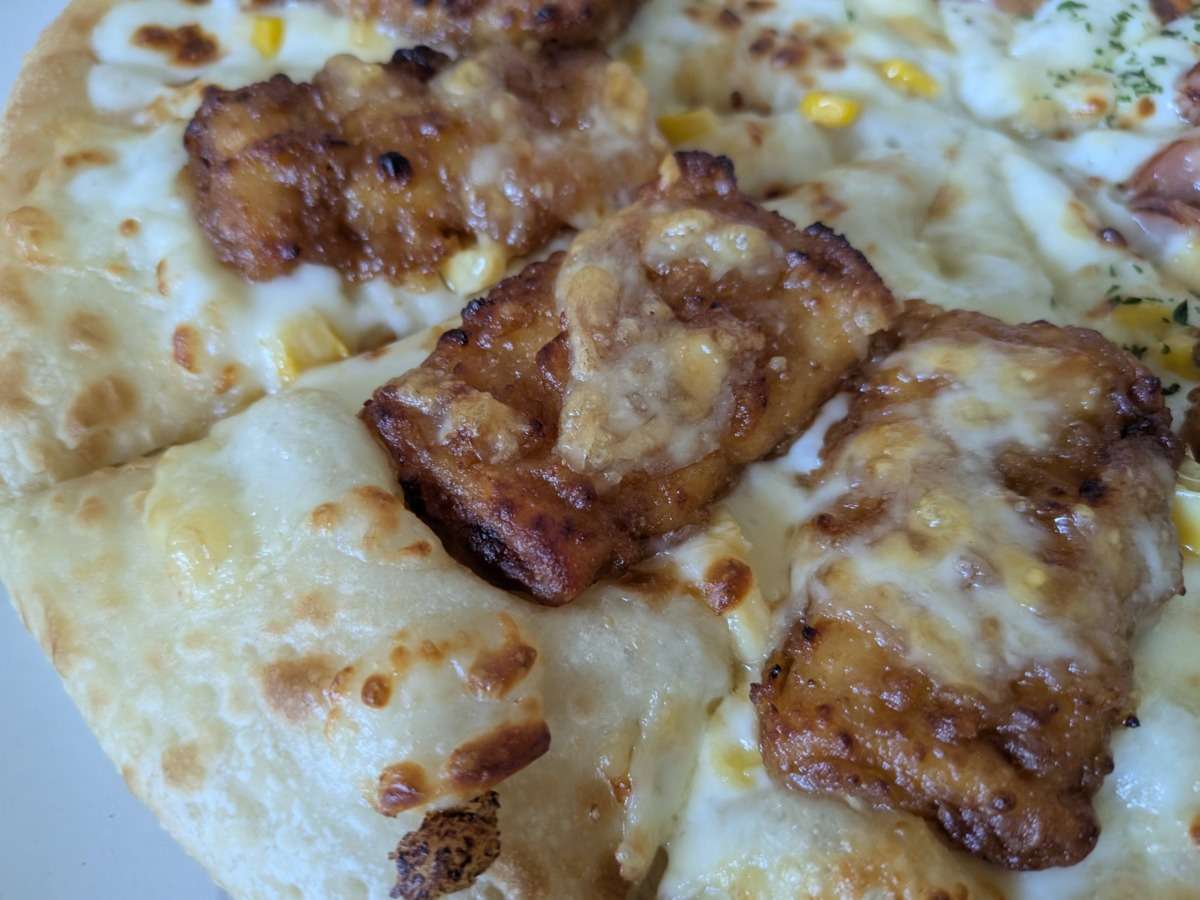 ピザハット「宮崎名物 たっぷりタルタルチキン南蛮」タルタルソースかける前のミミ付近