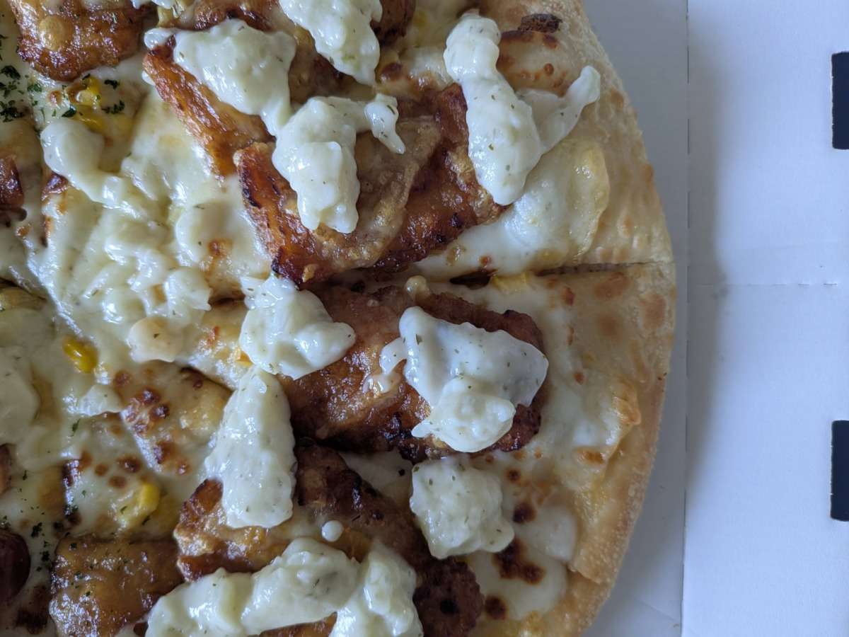 ピザハット「宮崎名物 たっぷりタルタルチキン南蛮」のトッピング