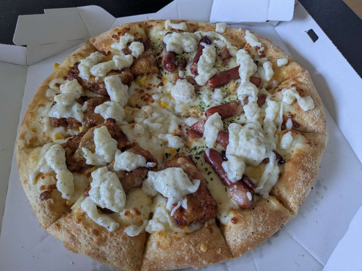 ピザハット「こんがりソーセージタルタル」にタルタルソースをかけたあと