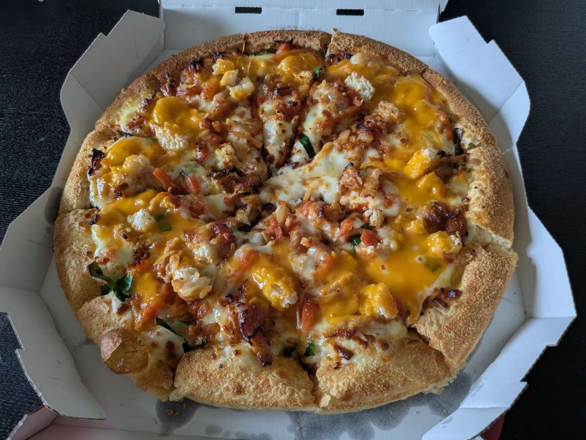ピザハット「とろ～り卵の​石焼風チーズビビンバ」と「とろ～り卵の石焼風えびぷりビビンバ」の海苔をかける前