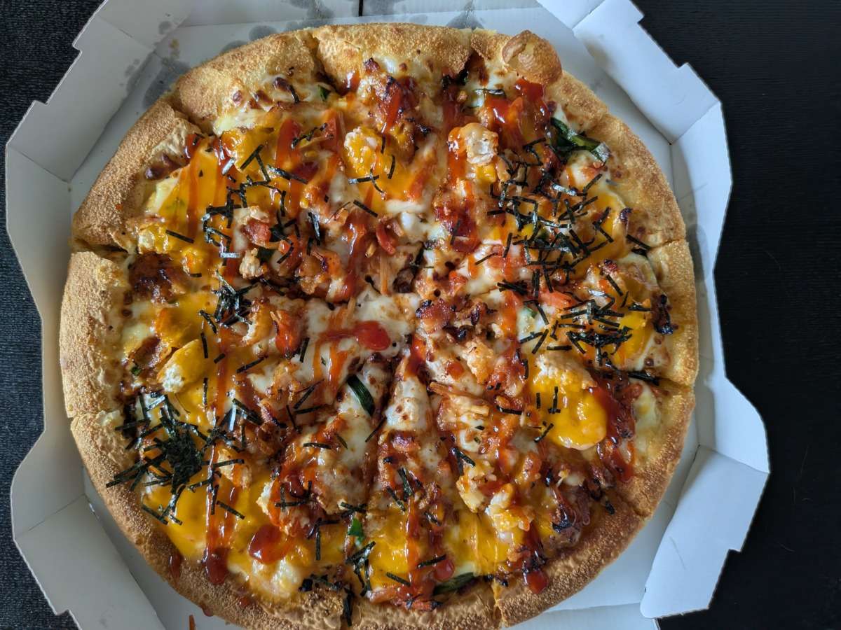 ピザハット「とろ～り卵の​石焼風チーズビビンバ」と「とろ～り卵の石焼風えびぷりビビンバ」にコチュジャンソースときざみ海苔