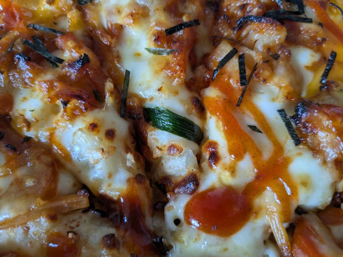 「とろ～り卵の​石焼風チーズビビンバ」と「とろ～り卵の石焼風えびぷりビビンバ」のコチュジャンソース