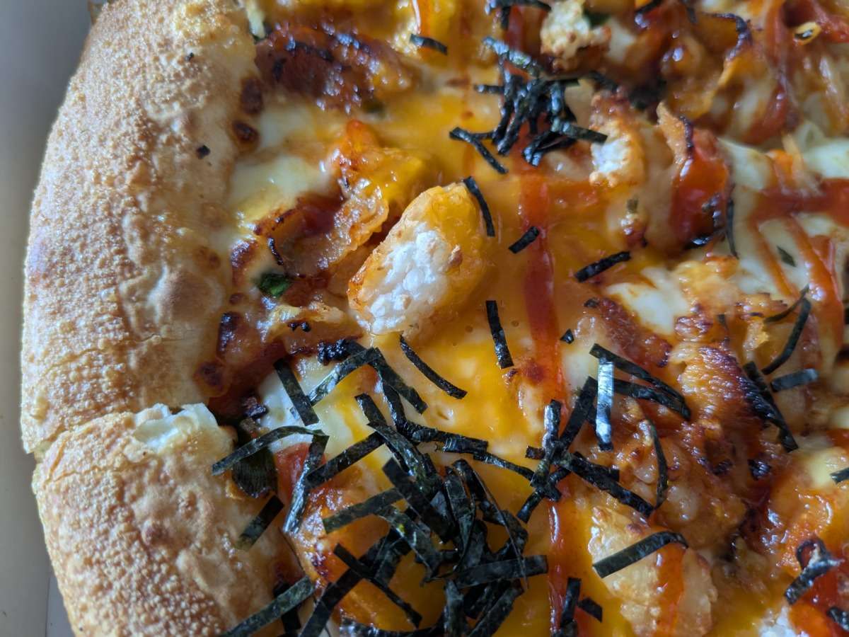 「とろ～り卵の​石焼風チーズビビンバ」と「とろ～り卵の石焼風えびぷりビビンバ」のおこげ