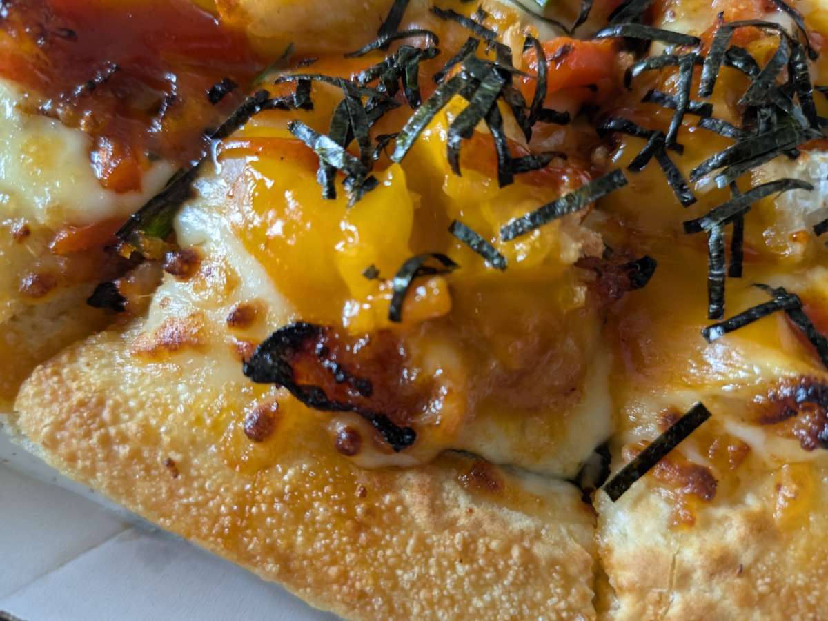 「とろ～り卵の​石焼風チーズビビンバ」と「とろ～り卵の石焼風えびぷりビビンバ」のハンドトス生地