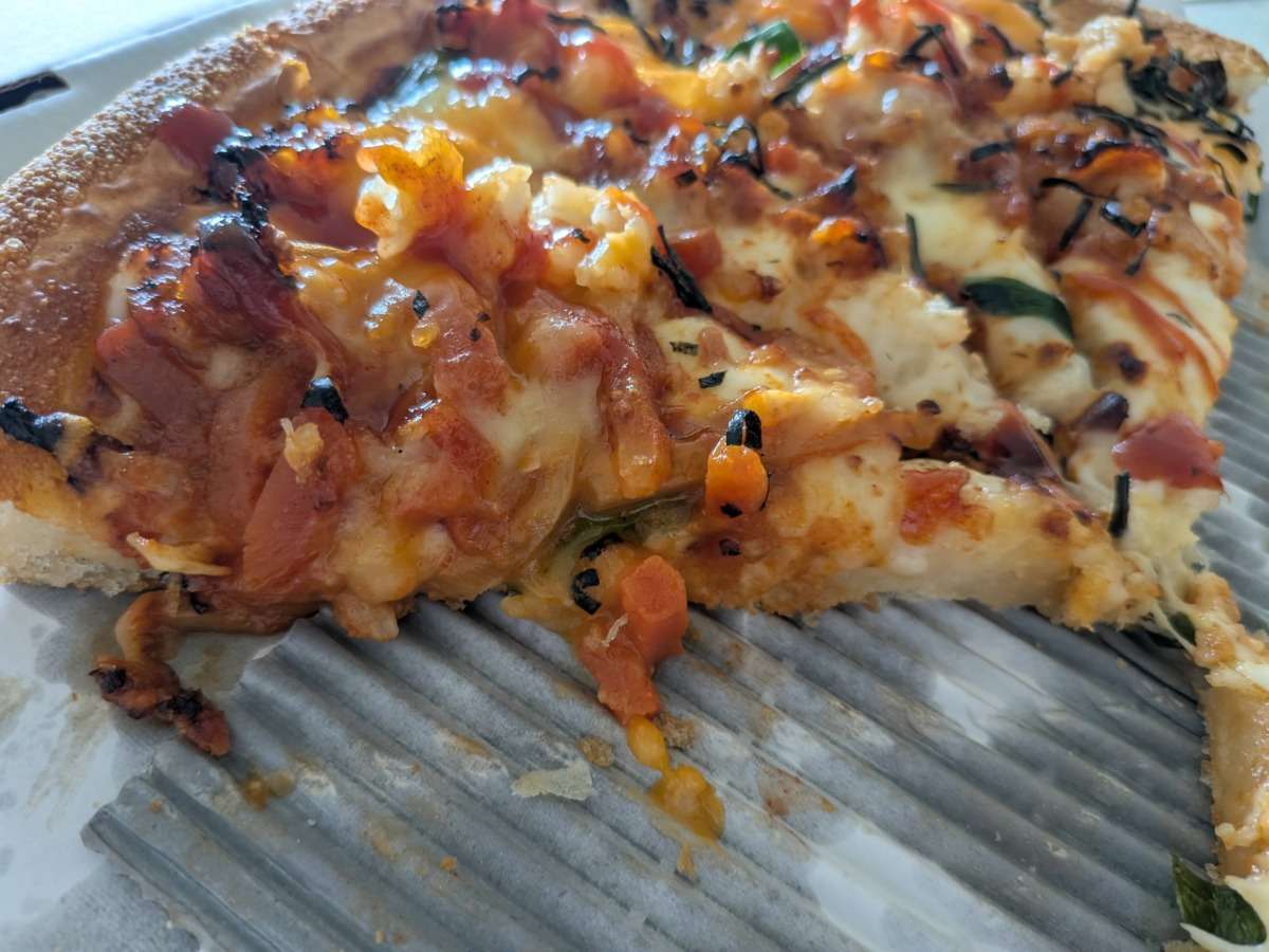 「とろ～り卵の​石焼風チーズビビンバ」と「とろ～り卵の石焼風えびぷりビビンバ」の断面