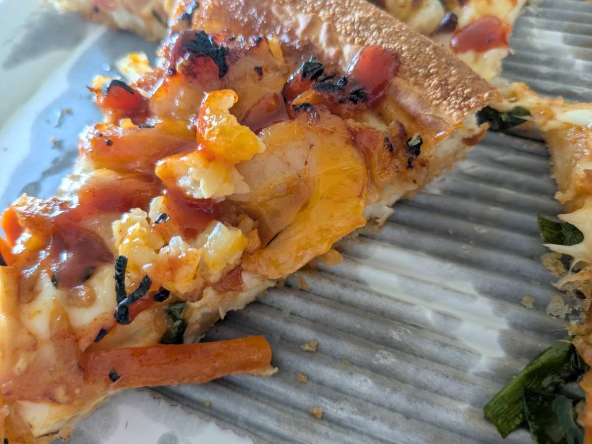 「とろ～り卵の​石焼風チーズビビンバ」と「とろ～り卵の石焼風えびぷりビビンバ」の先端
