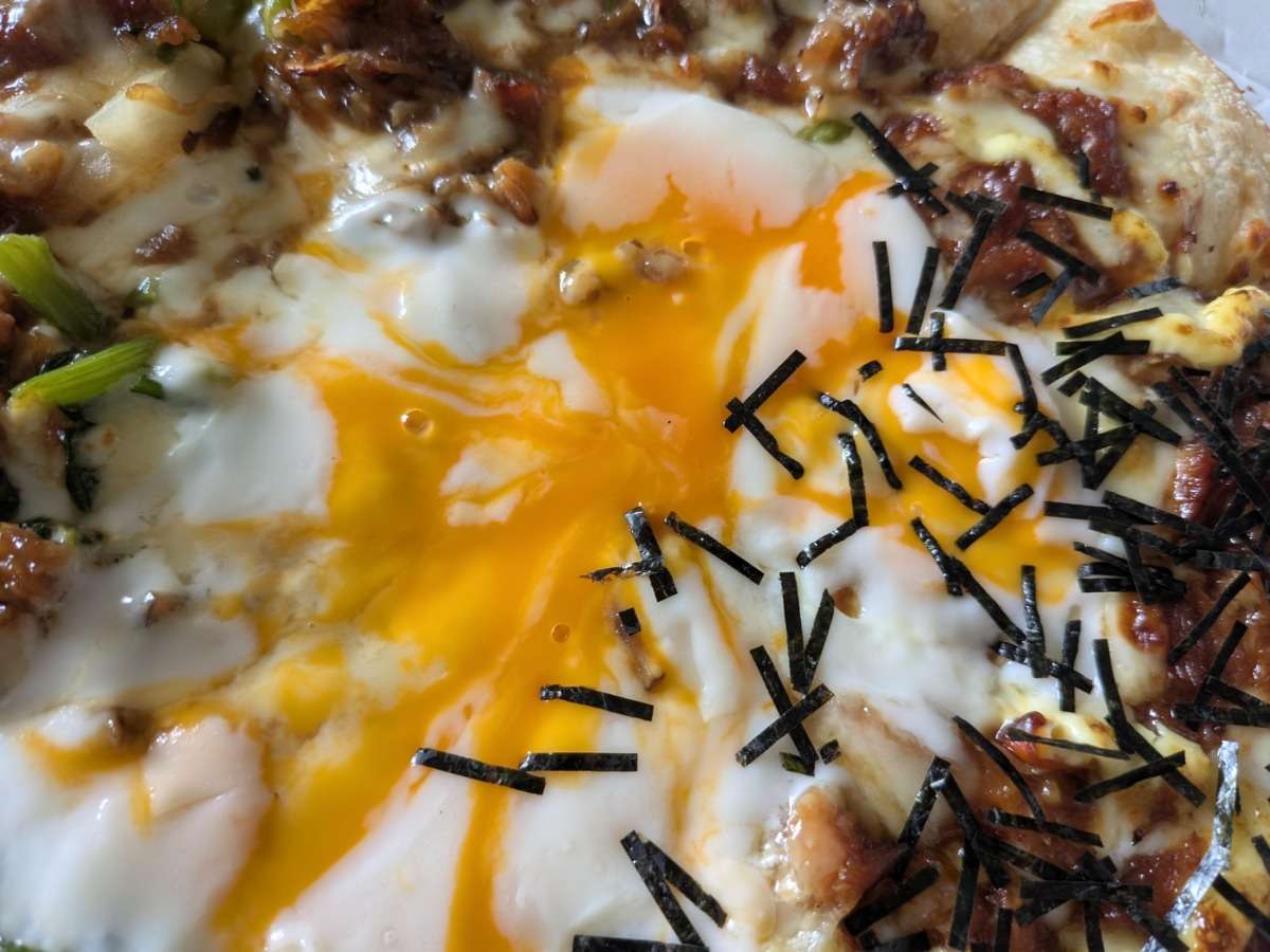 すき焼き月見ピザの中心