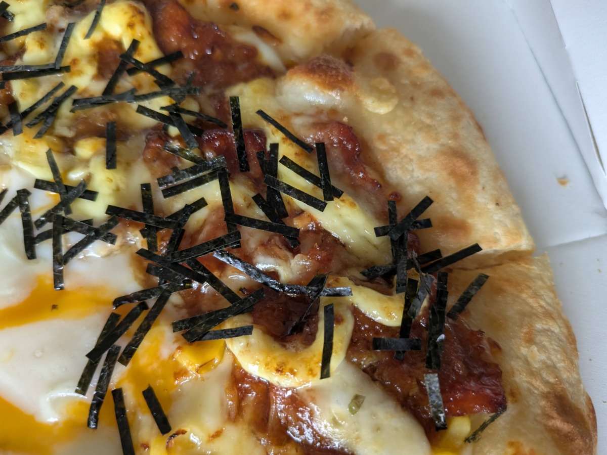 テリマヨ月見ピザのチキン
