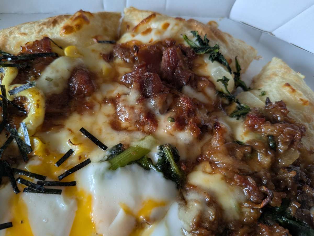 すき焼き月見ピザの味は?