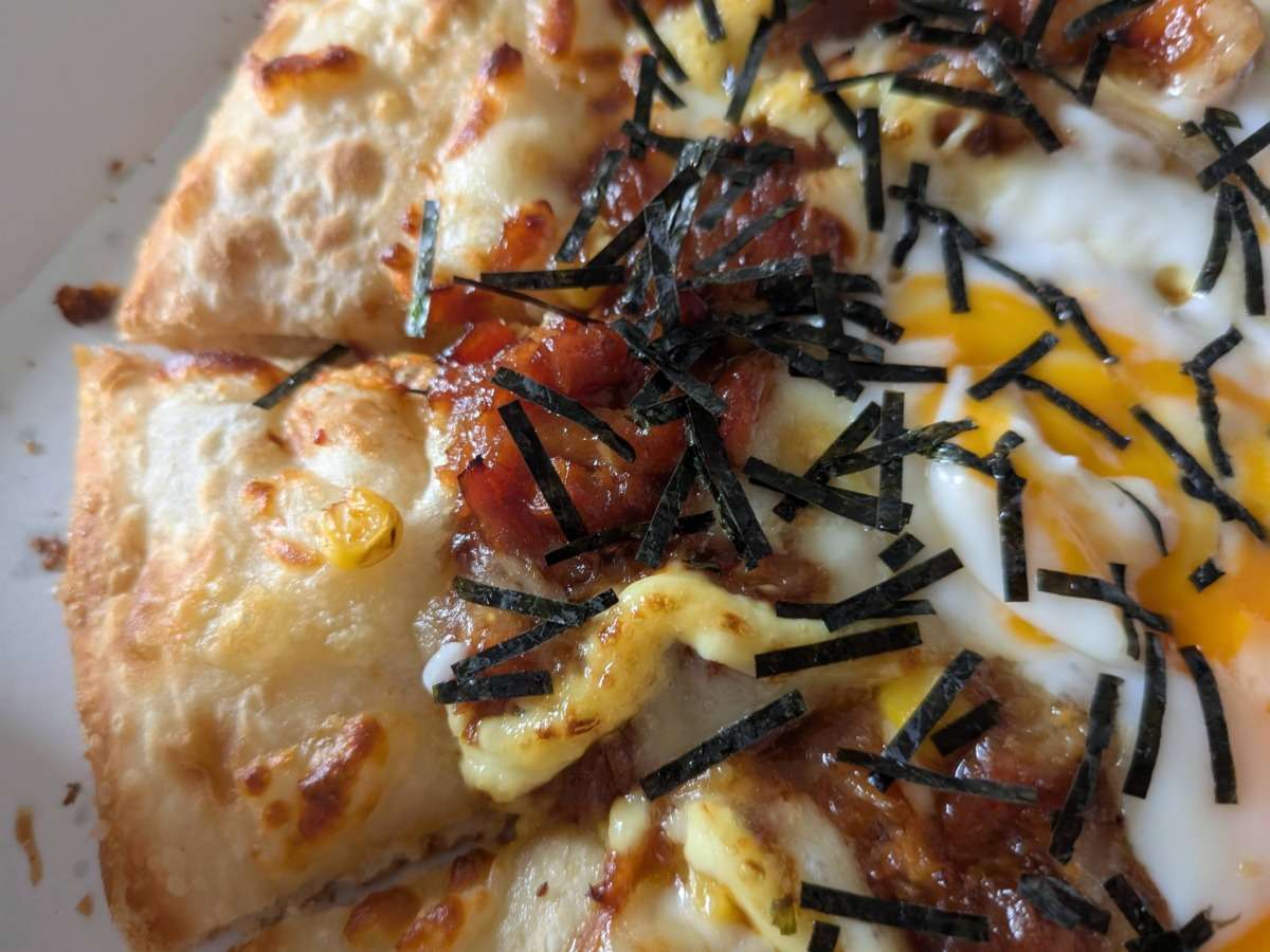 テリマヨ月見ピザのハンドトス生地