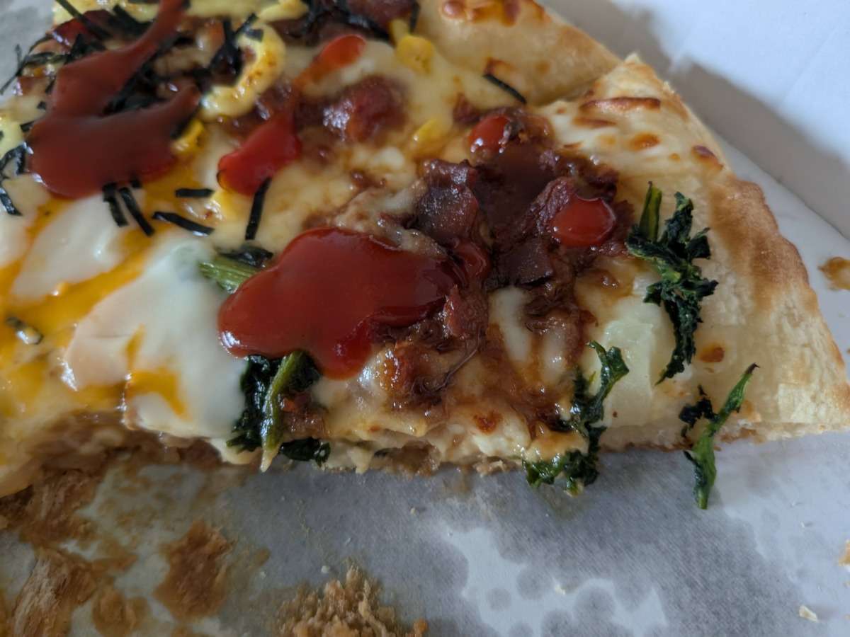 オタフクホットソースをかけたすき焼き月見ピザ