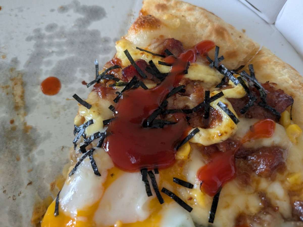 テリマヨ月見ピザにオタフクホットソース