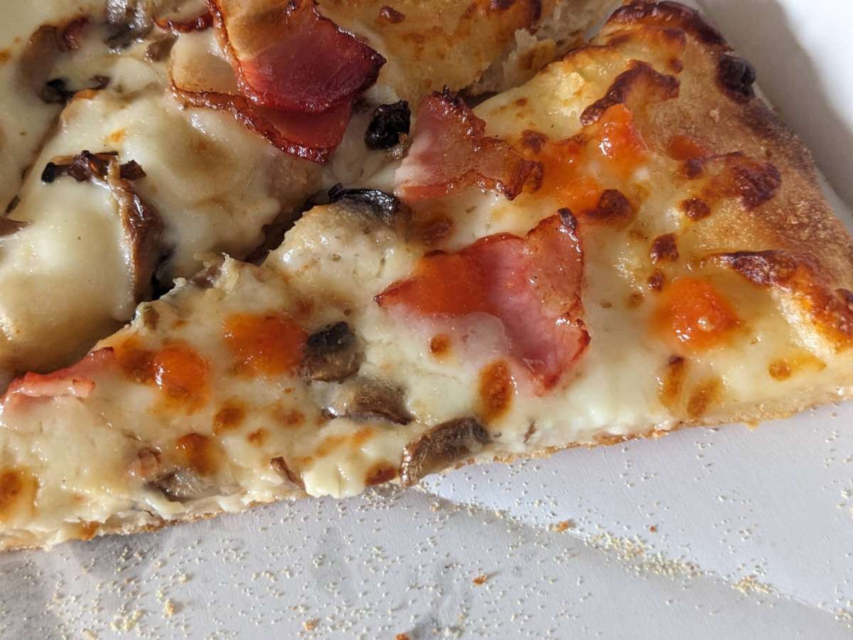 香ばしバター醤油の国産4種キノコと茄子にホットソース